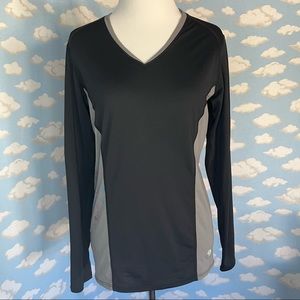 Mountain Hardwear dry fit long sleeve v-neck t-shirt Black and‎ Gray Size Medium